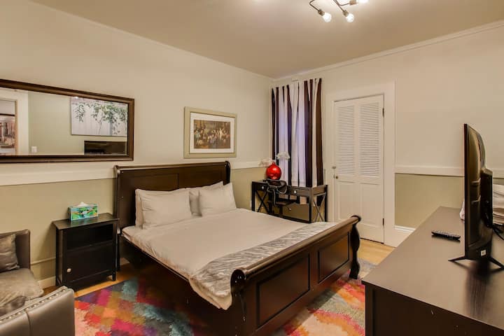 Dhoma e gjelbër ka një tavolinë pune, karrige për t 'u ulur, për të lexuar ose për të veshur këpucët. dhe një komodinë për të shpaketuar dhe për t' u çlodhur.