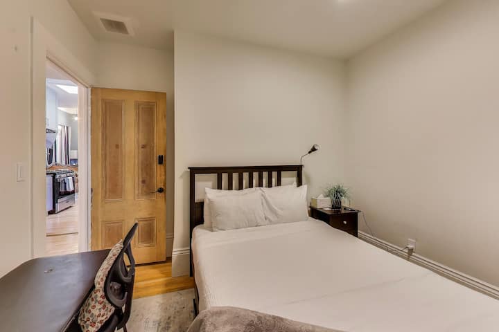 Dhoma e bardhë është poshtë korridorit me derën në të djathtë para banjës së parë.   Është e vogël dhe e rehatshme, por e qetë dhe e rehatshme. 