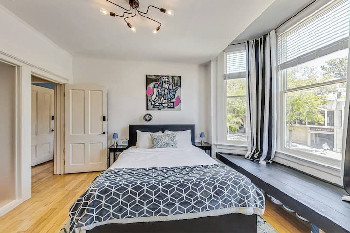 Dhoma vjollcë është dhoma më e madhe e gjumit, në pjesën e përparme të shtëpisë me dritare të mëdha në rrugën Noe.