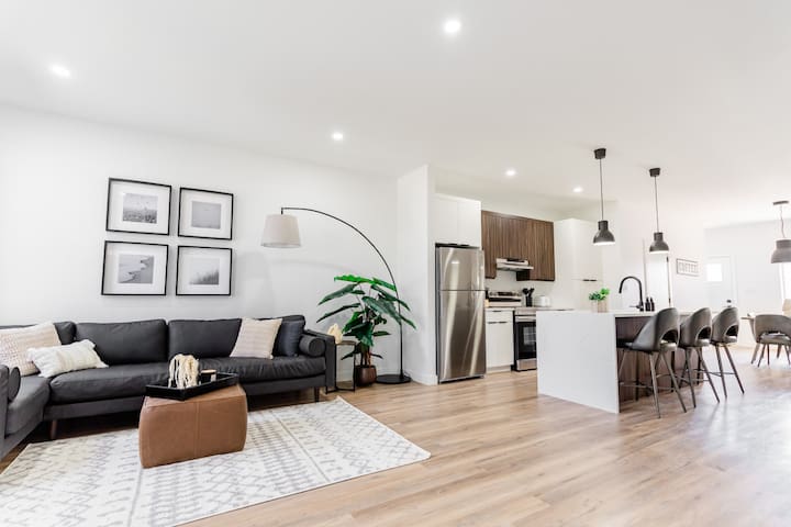 *New Modern Home | Free Parking | 5 mins Downtown*