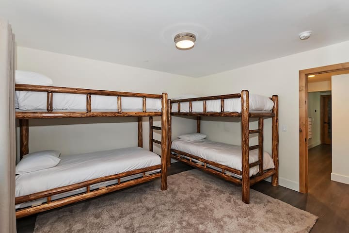 ორი ორსართულიანი საწოლი (ორივე საწოლი ერთადგილიანია)