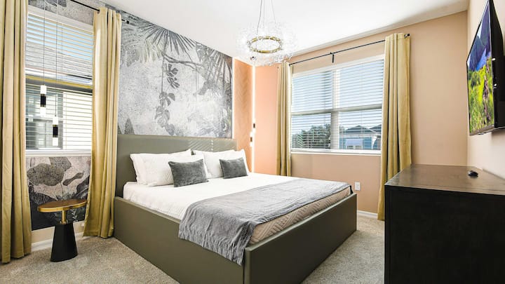 Elegante dormitorio con decoración moderna, lujosa ropa de cama y luz natural.