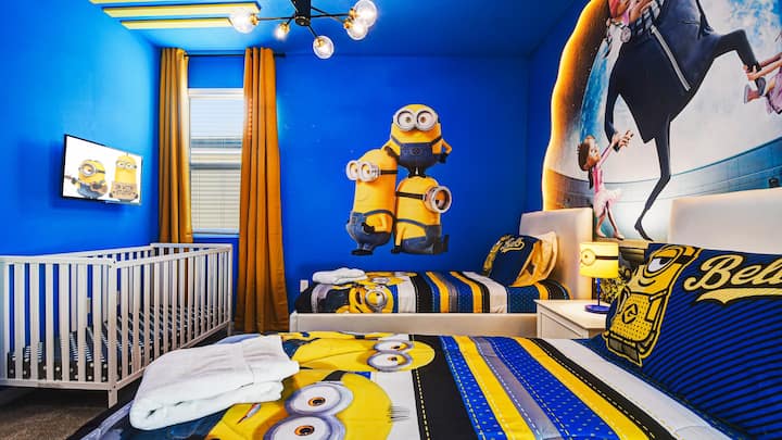 Encantadora habitación inspirada en un minion, con una decoración caprichosa, perfecta para un niño con una cuna para mayor comodidad