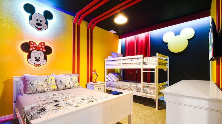 Encanto inspirado en Mickey Mouse, con una cama completa y una litera para una estancia caprichosa y acogedora