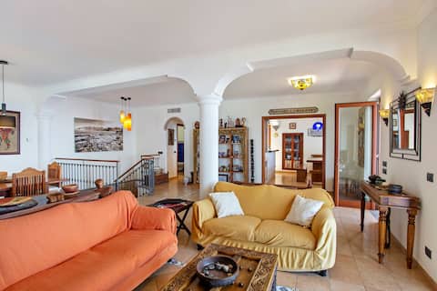 Top Airbnb: Luxury Villa with breathtaking Seaview, pool, BBQ a Sorrento