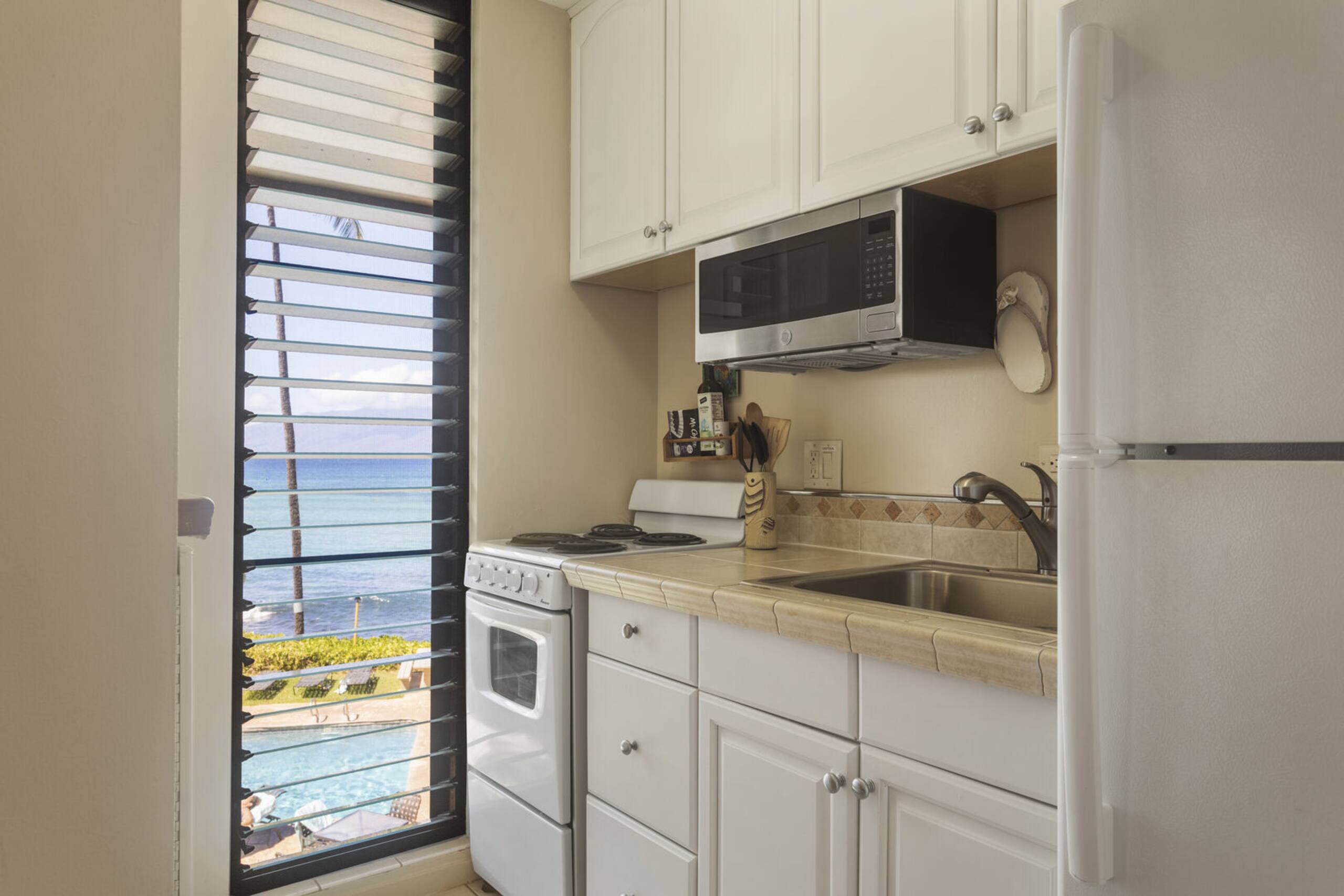 Condo in Lahaina · ★4.79 · Studio · 1 bed · 1 bath - Image 2