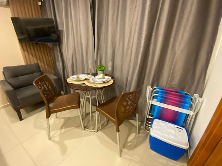 نقدم مجموعة أدوات للشاطئ (كرسيان ومبرّد ومظلة) للاستخدام في الهواء الطلق. 