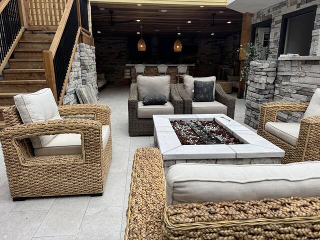 8 Bedrooms 6 Bathrooms -5 mins to downtown