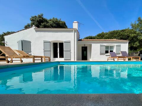Villa des Pins - Swimming pool close to the beach