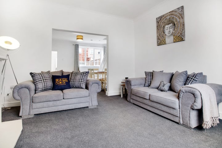 Comfortable Three Bedroom Family Apartment - サンダーランド
