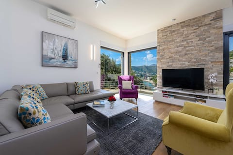 Top Airbnb: Villa Agave - Five Bedroom Villa with Pool in Zaton