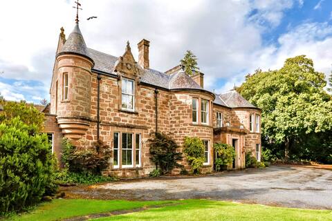 Dunroamin Manor