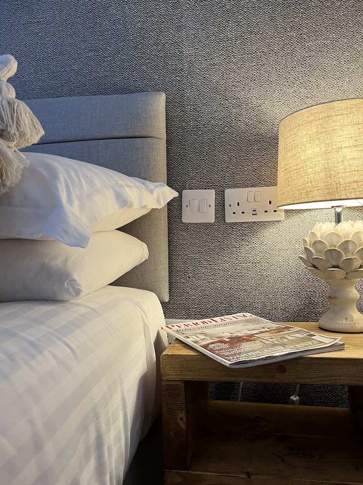 Soketi za USB Kando ya Kitanda