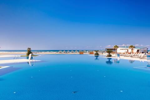 Rare Find! FOUR Large 2BR Suites!Pools, Beachfront