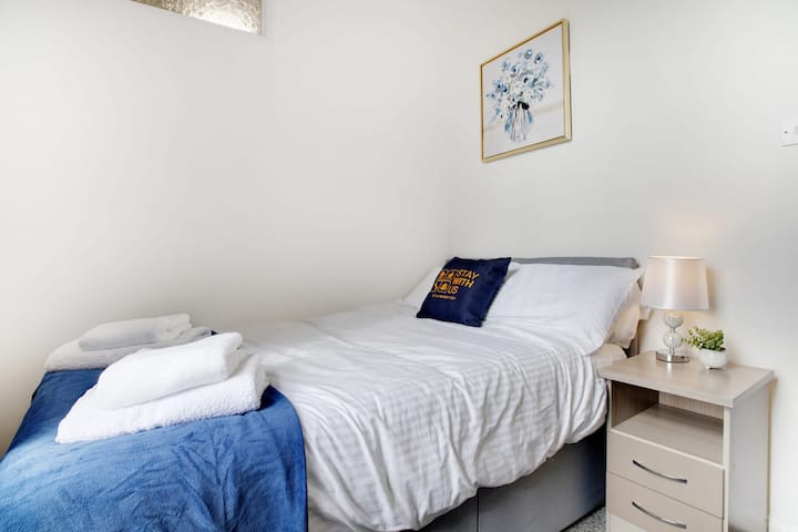 Chumba cha 1 cha kulala kinatoa urahisi wa kubadilika na starehe na kitanda chenye starehe cha watu wawili, kuhakikisha mapumziko ya utulivu kwa ajili ya usingizi wa usiku wenye utulivu.