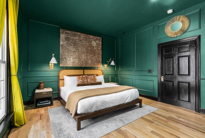 There are 4 bedrooms on the 2nd floor that all have their own ensuite bathroom. While green rooms typically cater to elite talents before their performances, at FlyghtHouse, every room is designed to make every guest feel like a star.