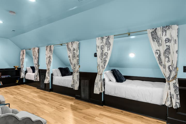 Kick back in the comfy twin niches, each complete with its own smart TV. It's like crashing in a fancy tour bus – but way better!