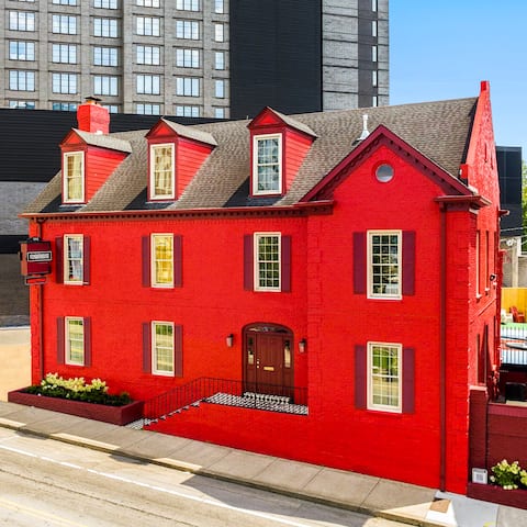 FlyghtHouse | Private Pickleball & Luxe Amenities