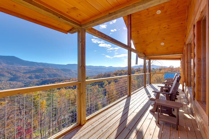Great Smoky Lodge | Stunning Views + Theater Room! - Gatlinburg, TN