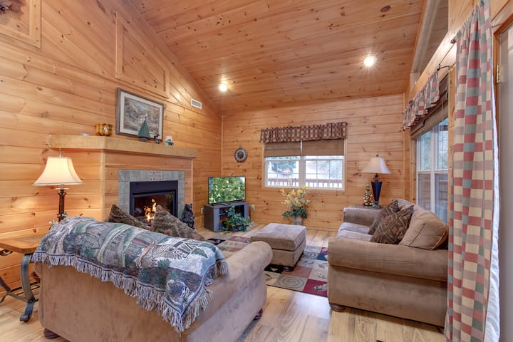 A Garden Blessing | Serene Wooded Views + Hot Tub - Gatlinburg, TN