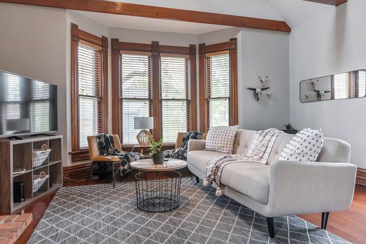 Entire Duplex | Fenced Backyard | Garage | Grill gallery image 3