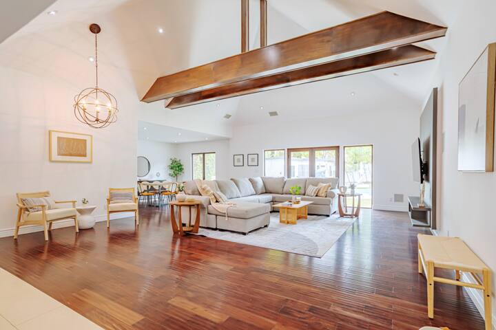 Exquisite Oasis Universal Pool slide laundry gallery image 2