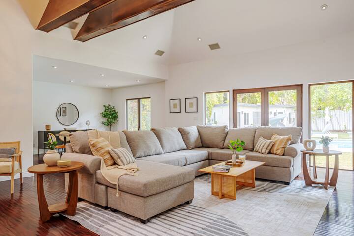 Exquisite Oasis Universal Pool slide laundry gallery image 5