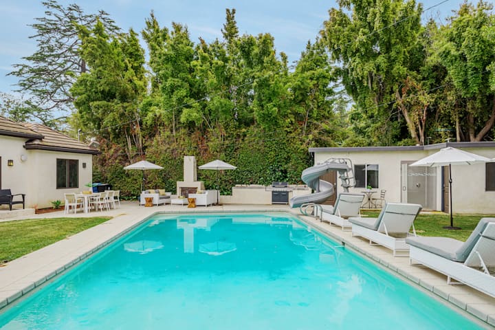 Exquisite Oasis Universal Pool slide laundry