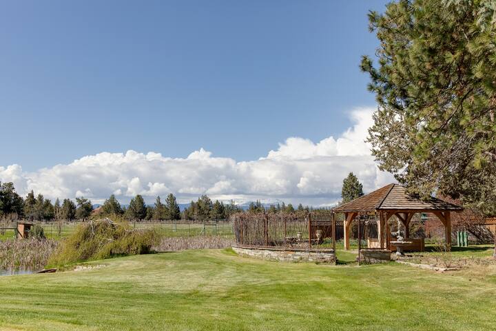 Sisters vacation rentals managed Airbnb listing 1