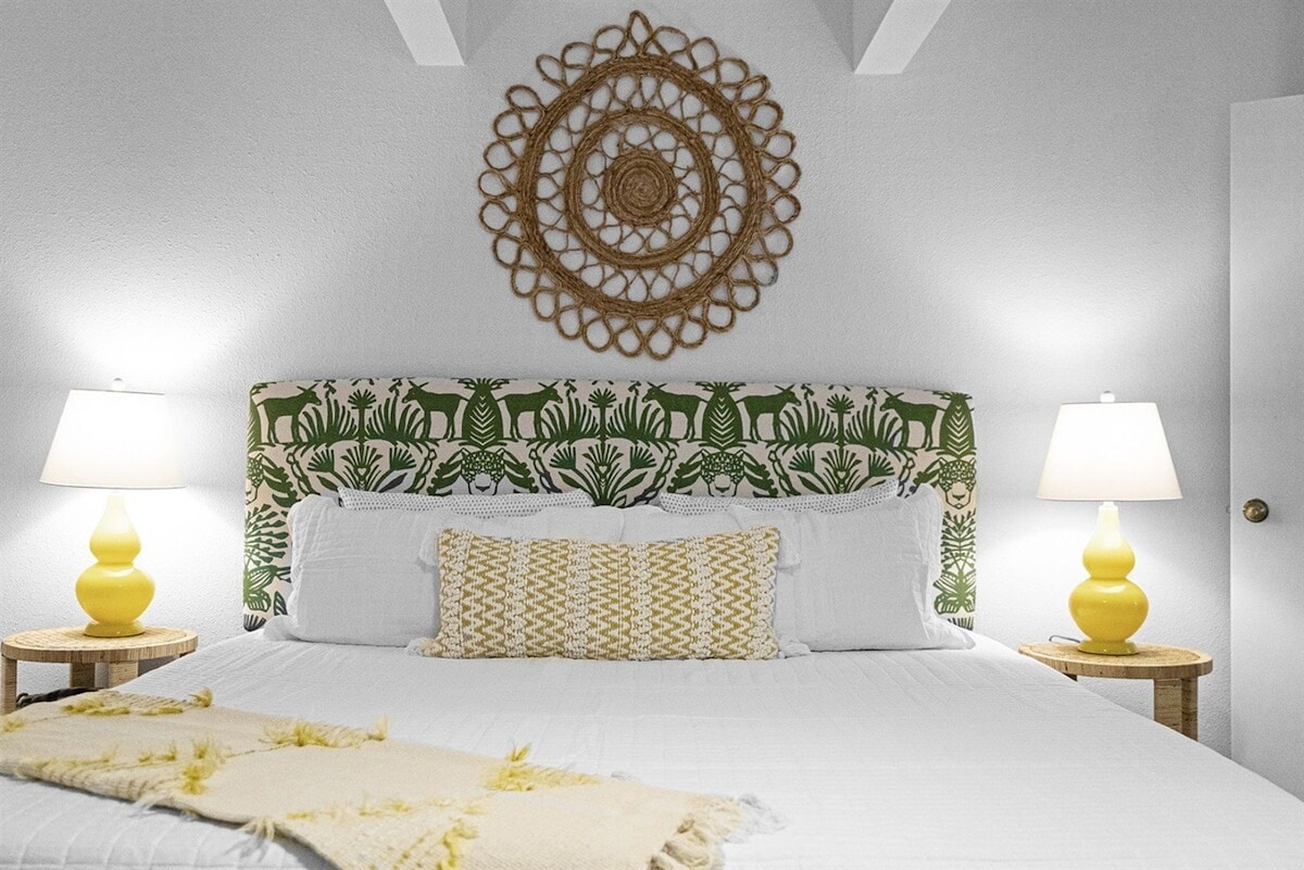 Основната спалня разполага с двойно легло king size и подходящо нощно шкафче и лампи