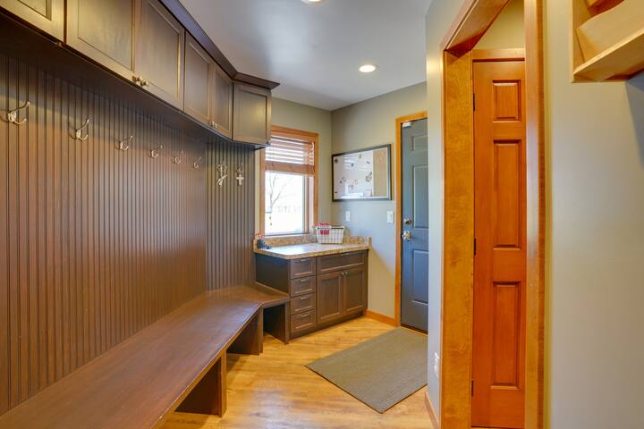 Expansive Retreat on 5 Acres in Shakopee! gallery image 4