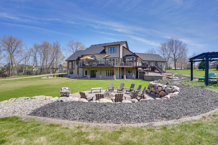 Expansive Retreat on 5 Acres in Shakopee!