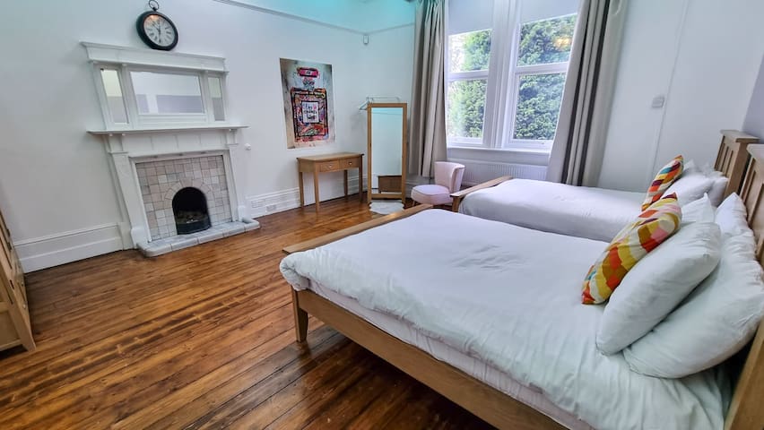 Sleeps 20 Ashton Mansion by City SuperHost gallery image 4