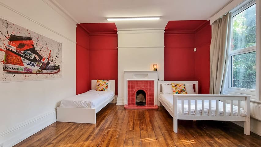 Sleeps 20 Ashton Mansion by City SuperHost gallery image 3