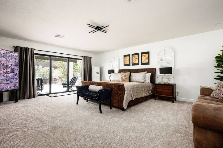 Mid-Century Mountain Dream Villa, Hot Tub, Pool