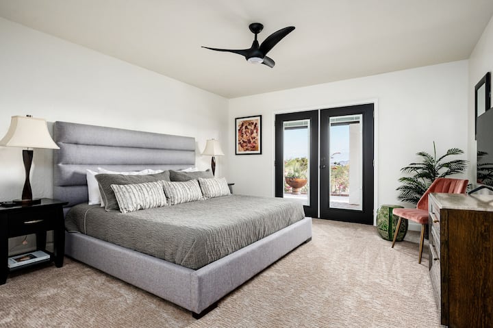 Le lit king size, l'accès au patio privé et la lumière naturelle en font le parfait !