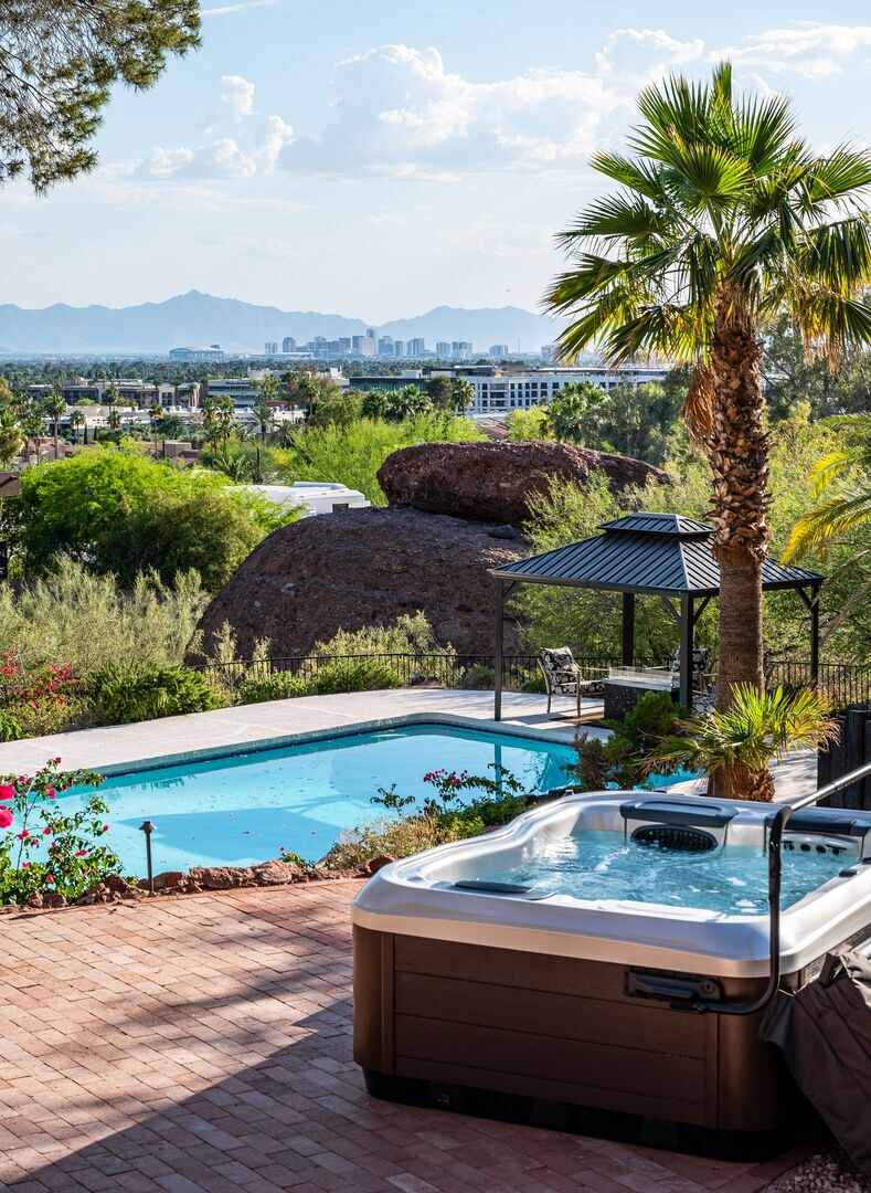 Mid-Century Mountain Dream Villa, Hot Tub, Pool - Houses for Rent