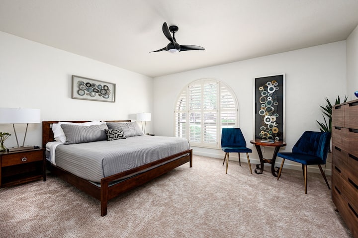 Un lit king size. Ambiance moderne du milieu du siècle dans cette chambre élégante.