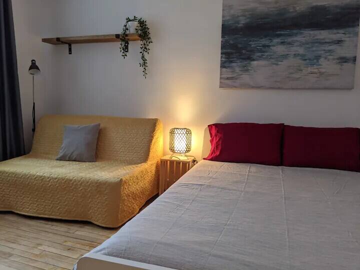 Cómoda cama tamaño queen con sofá cama para los huéspedes. 