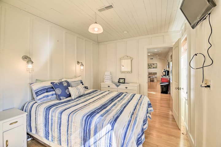 Dormitorio queen que conduce a una gran cocina. 