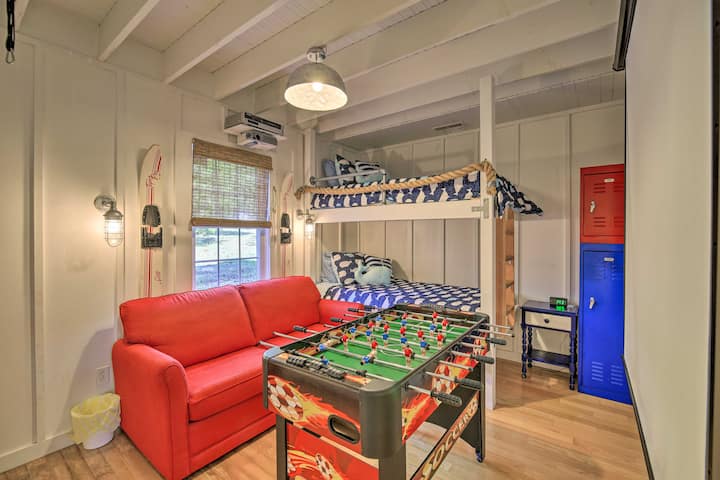 Habitación con literas con mesa de futbolín. 