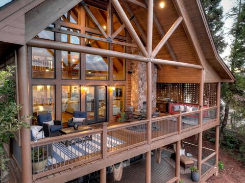 Amazing Sweetwater Lodge - custom lakefront home!