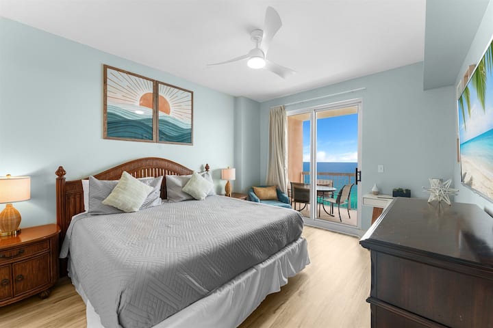 Დიდი საწოლი მთავარ საძინებელში აივნით შესასვლელით და სრული მთავარი სააბაზანოთი