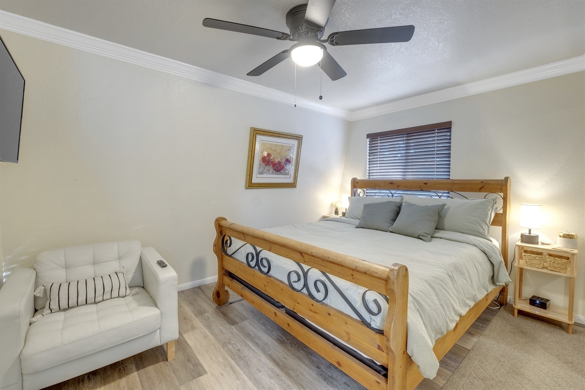 חדר שינה ראשי עם מיטת קינג סייז מפוארת ואווירה שלווה.