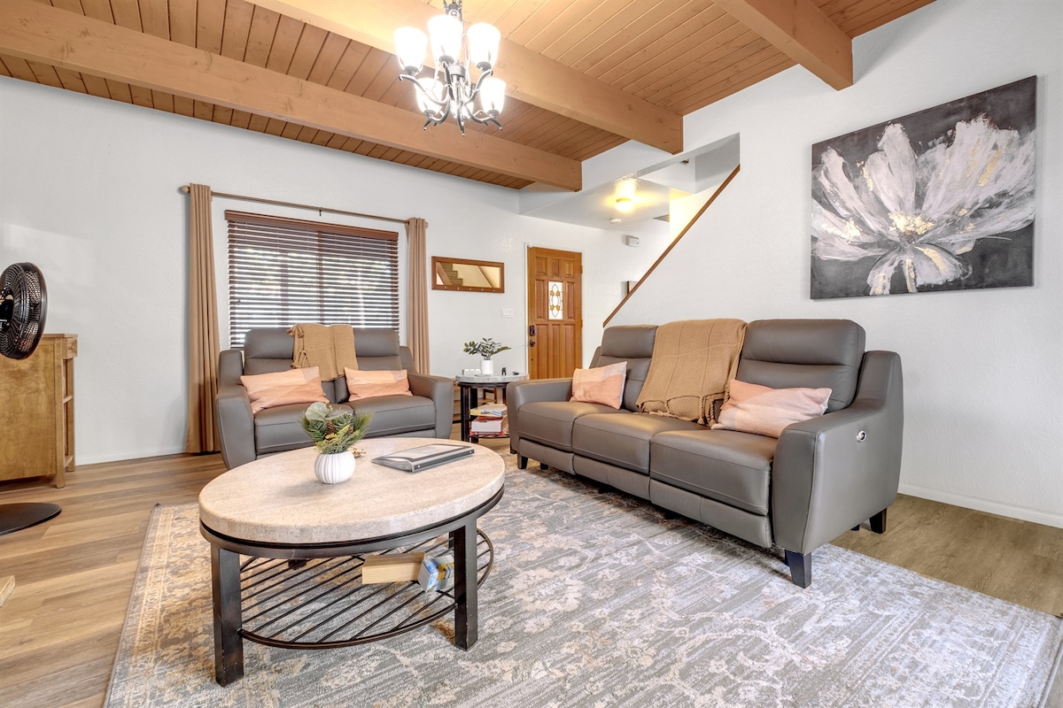 להתכרבל בסלון המזמין עם גוונים חמים וארציים.