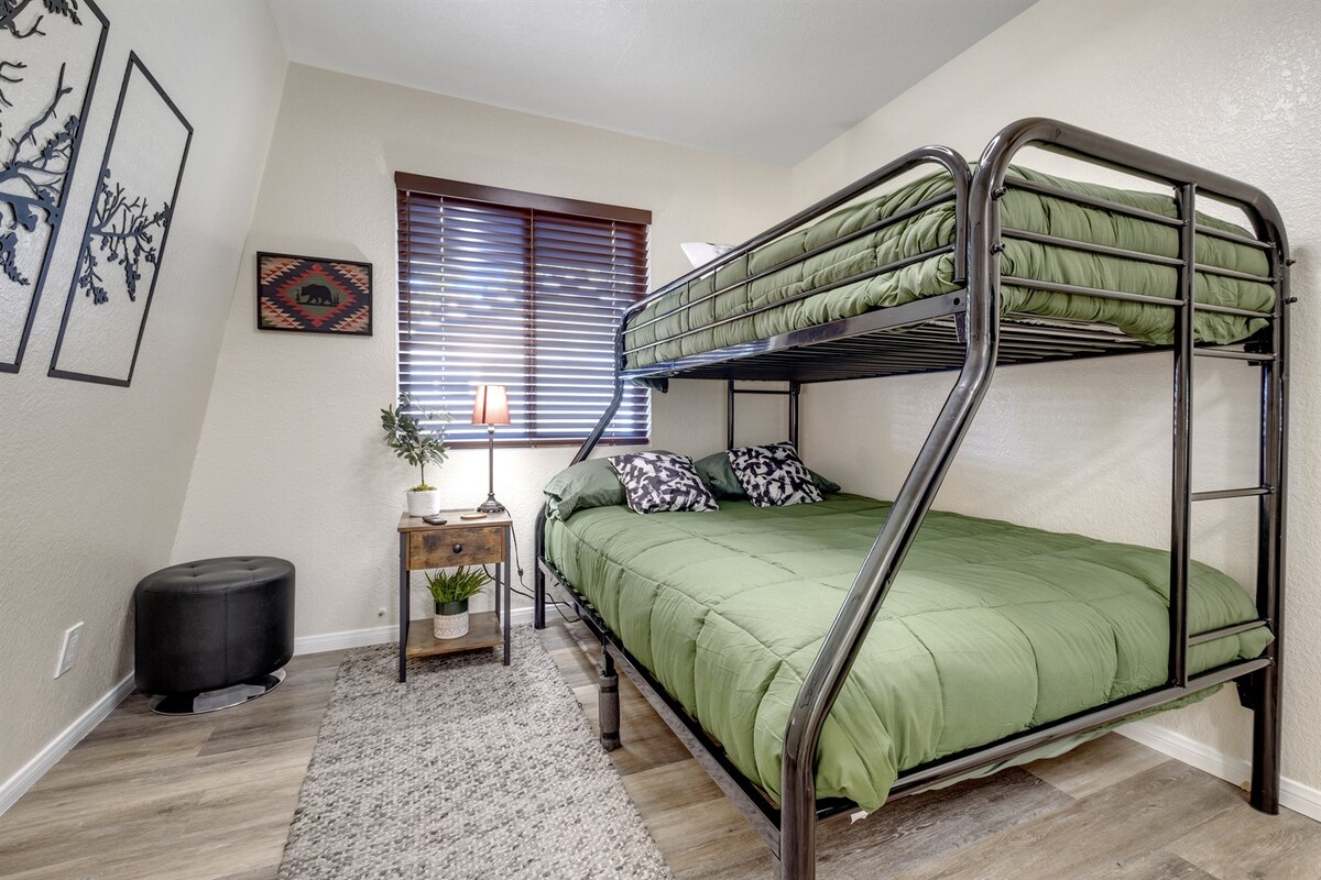 מיטת קומתיים כוללת מזרן בגודל מלא בתחתית ותאום למעלה.