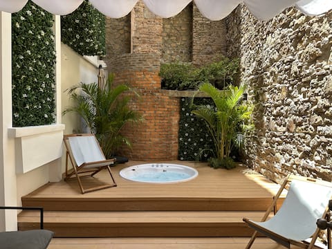 Jacuzzi in colonial ruins in beautiful apartment