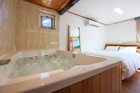 How about a hot spa after having a barbecue in the accommodation where you can relax in Gapyeong