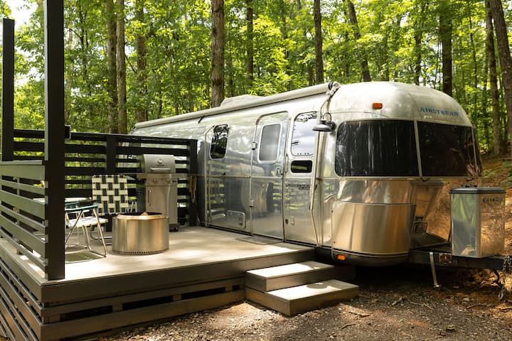 Trailer Airstream: outono na floresta - Trailers/Motocasas para Alugar em Travelers Rest, Carolina do Sul, Estados Unidos - Airbnb