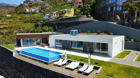 Villa Blue Horizon by LovelyStay